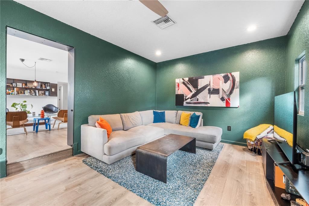 На продажу: $330,000 (3 спален, 1 ванн, 1305 Квадратных фут)