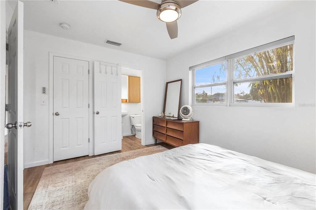 На продажу: $330,000 (3 спален, 1 ванн, 1305 Квадратных фут)