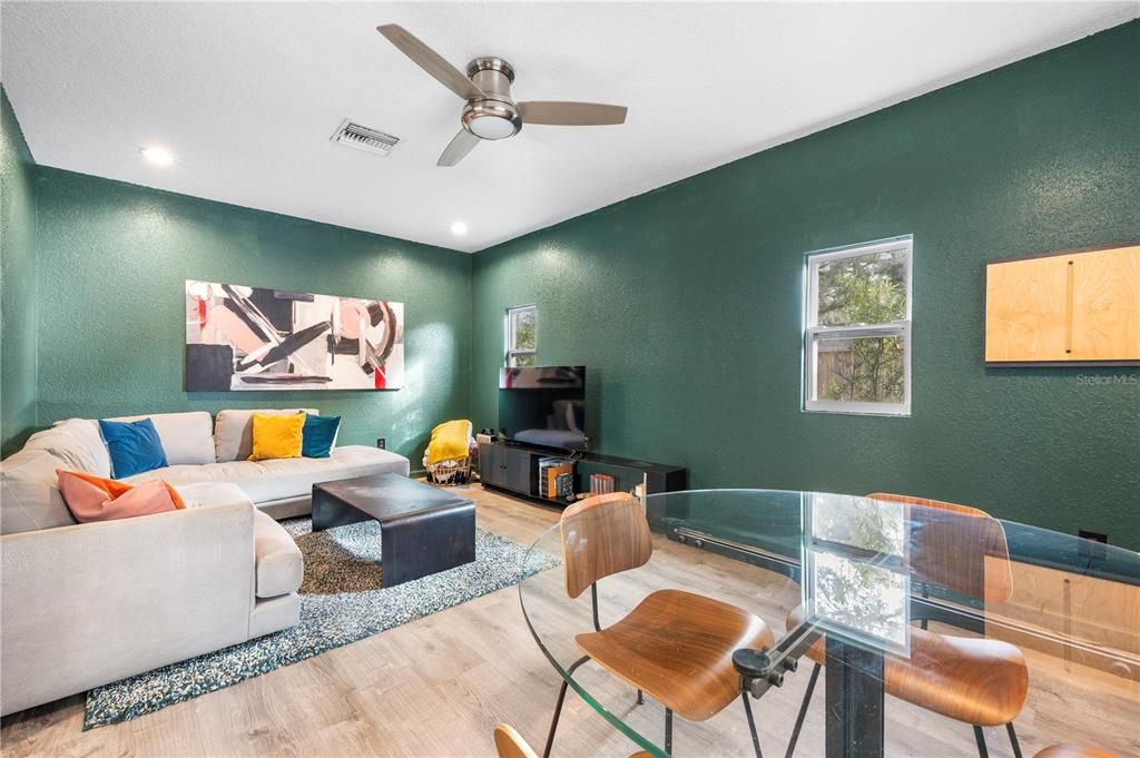 На продажу: $330,000 (3 спален, 1 ванн, 1305 Квадратных фут)