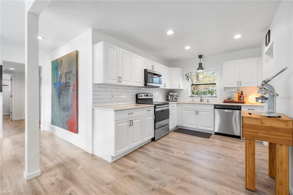 На продажу: $330,000 (3 спален, 1 ванн, 1305 Квадратных фут)