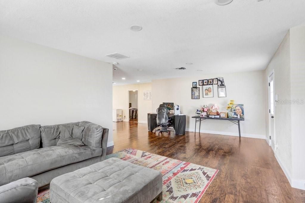 待售: $305,000 (3 贝兹, 1 浴室, 1391 平方英尺)