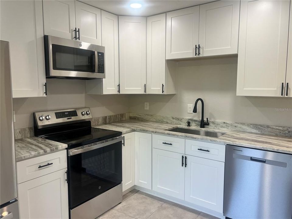 На продажу: $249,000 (2 спален, 2 ванн, 1313 Квадратных фут)