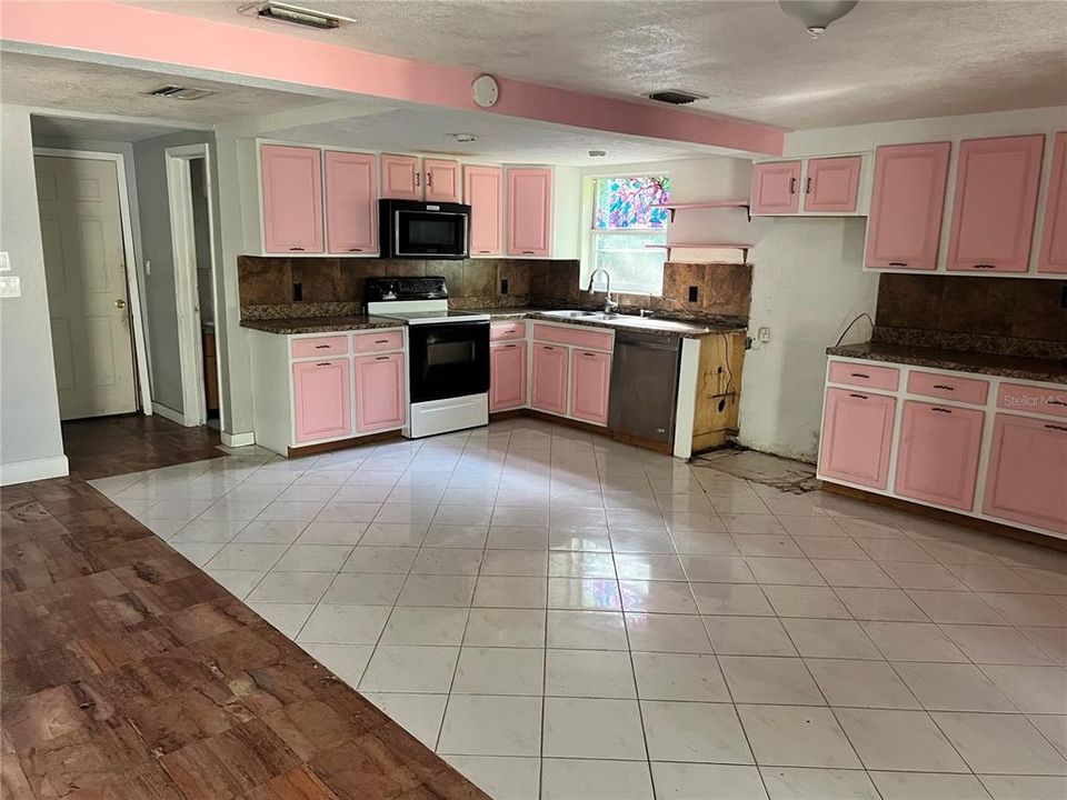 For Sale: $235,000 (4 beds, 2 baths, 2010 Square Feet)