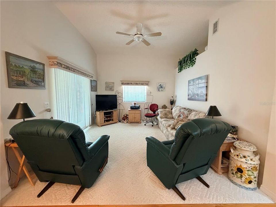 For Sale: $170,000 (2 beds, 2 baths, 781 Square Feet)