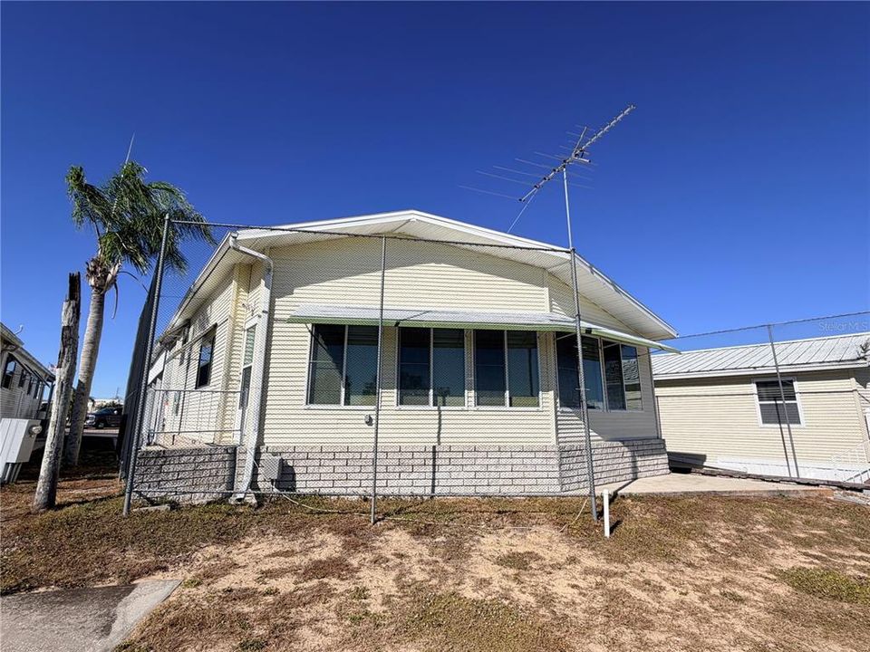 For Sale: $170,000 (2 beds, 2 baths, 781 Square Feet)