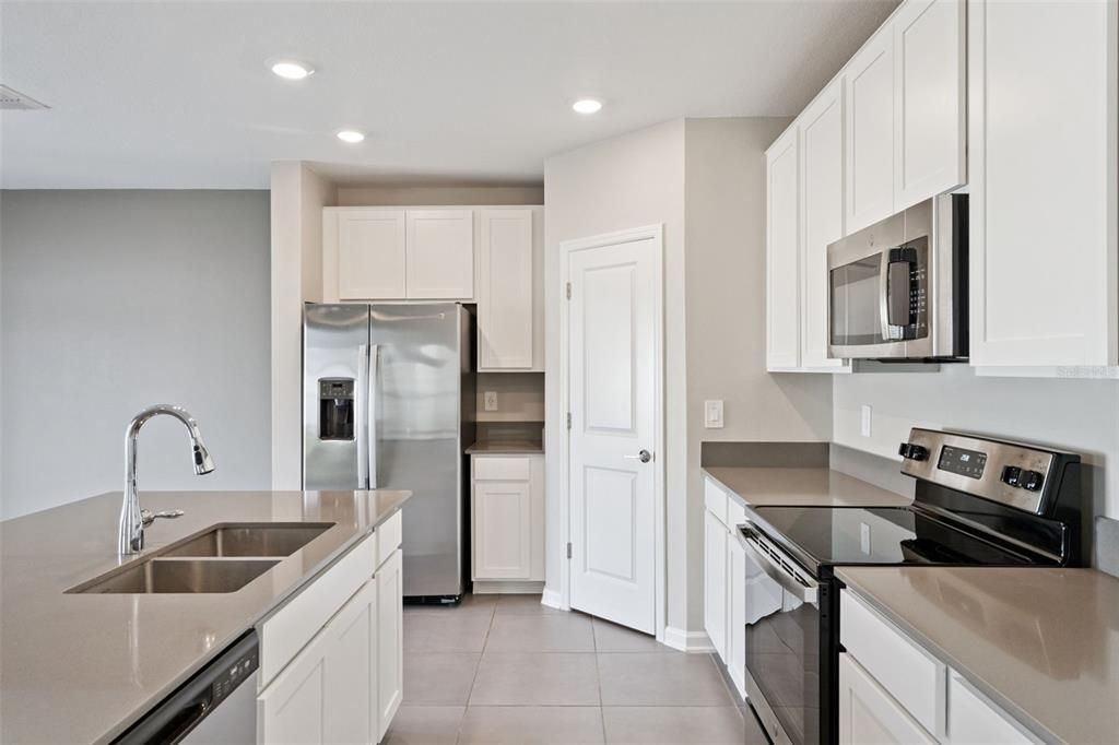 В аренду: $2,400 (4 спален, 2 ванн, 1902 Квадратных фут)