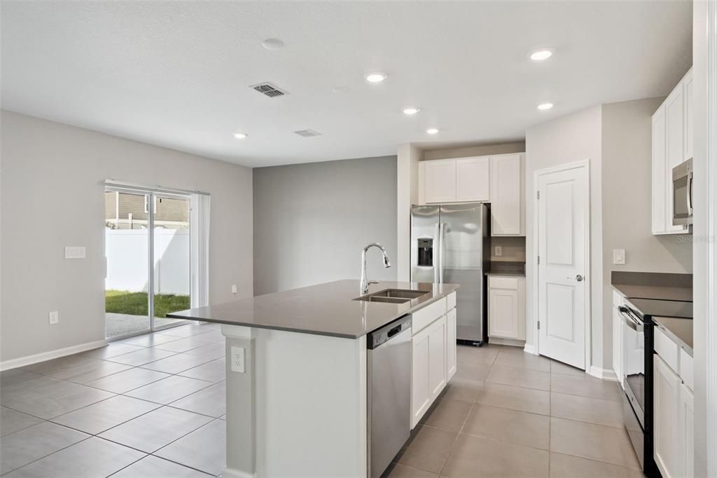 В аренду: $2,400 (4 спален, 2 ванн, 1902 Квадратных фут)