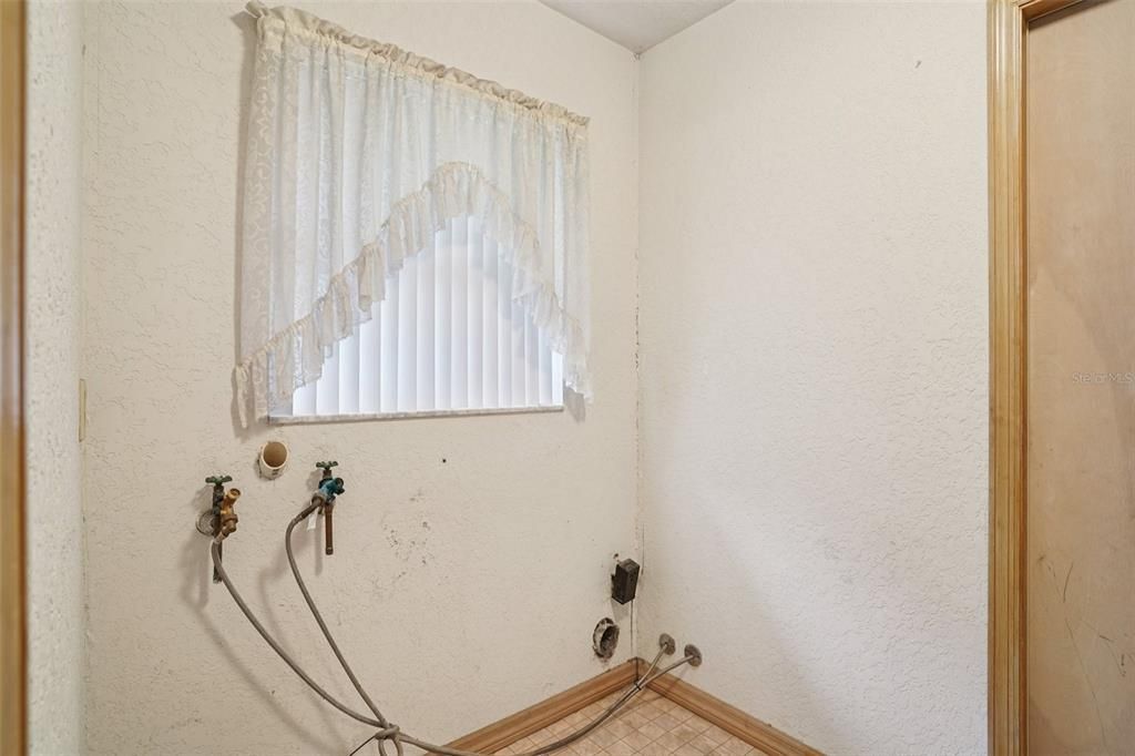 待售: $350,000 (4 贝兹, 3 浴室, 1926 平方英尺)