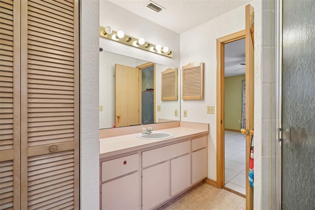 待售: $350,000 (4 贝兹, 3 浴室, 1926 平方英尺)