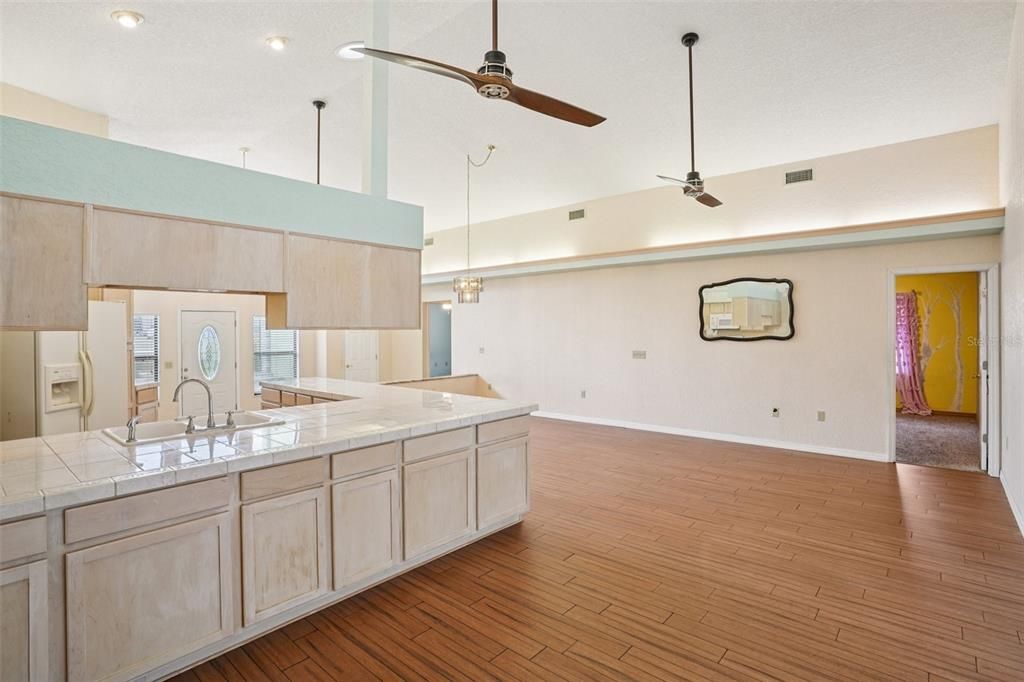 待售: $350,000 (4 贝兹, 3 浴室, 1926 平方英尺)