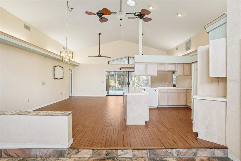 待售: $350,000 (4 贝兹, 3 浴室, 1926 平方英尺)