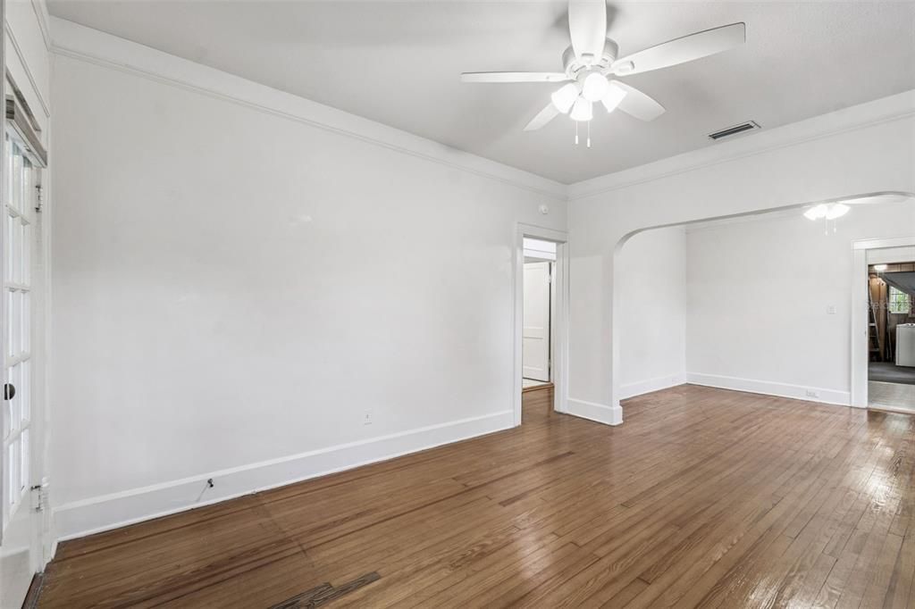 待售: $229,000 (2 贝兹, 1 浴室, 1025 平方英尺)