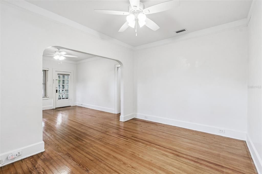 待售: $229,000 (2 贝兹, 1 浴室, 1025 平方英尺)