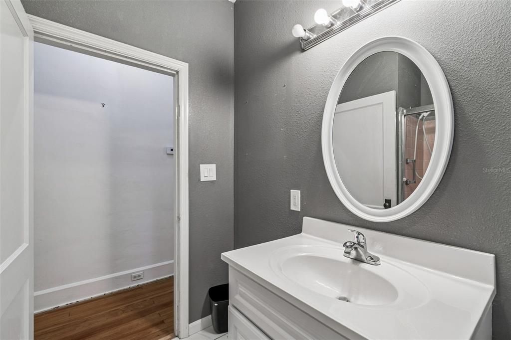 待售: $229,000 (2 贝兹, 1 浴室, 1025 平方英尺)