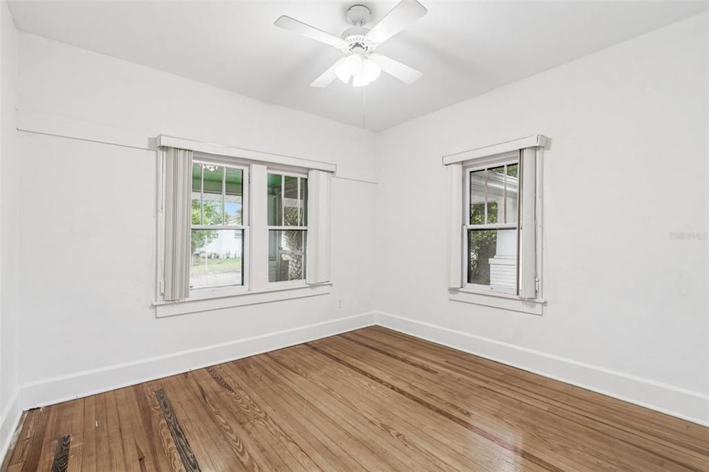 待售: $229,000 (2 贝兹, 1 浴室, 1025 平方英尺)