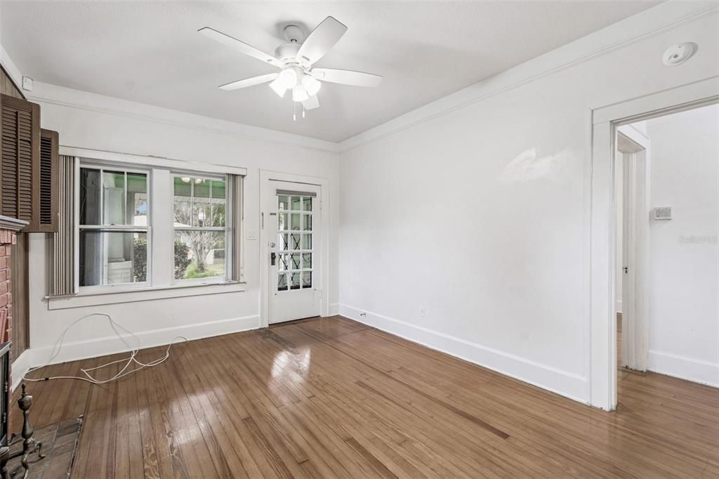 待售: $229,000 (2 贝兹, 1 浴室, 1025 平方英尺)