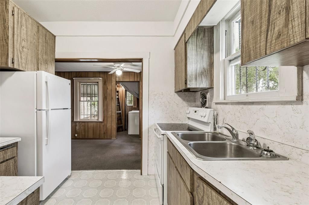 待售: $229,000 (2 贝兹, 1 浴室, 1025 平方英尺)