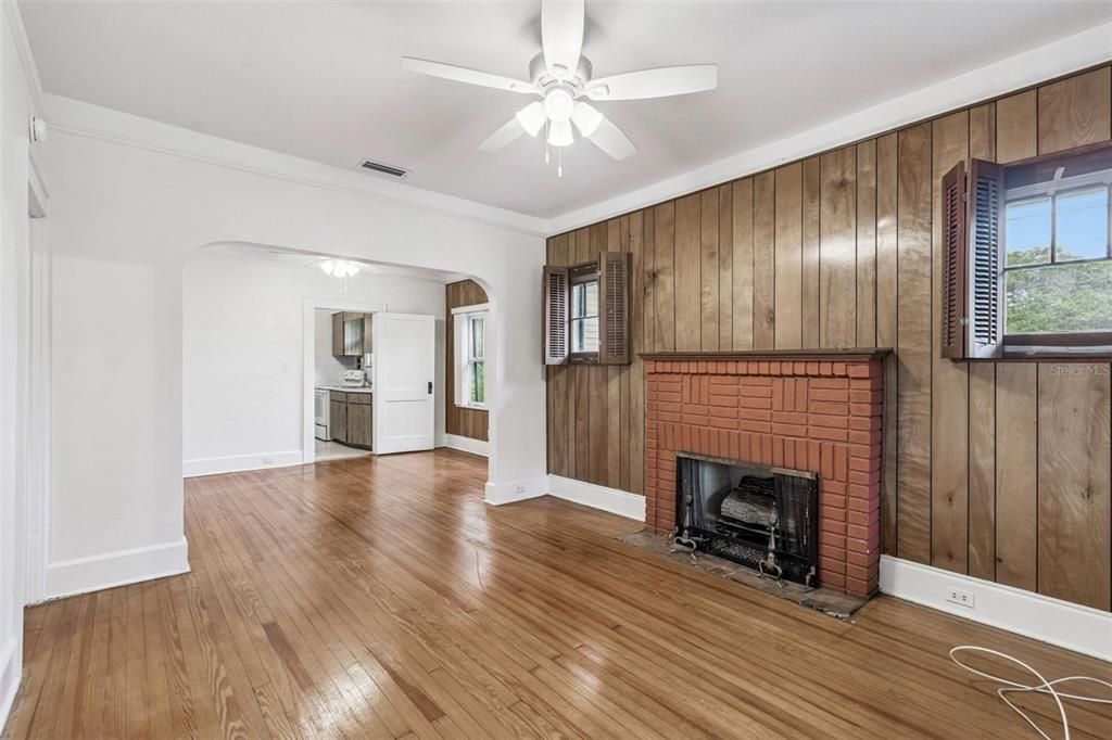 待售: $229,000 (2 贝兹, 1 浴室, 1025 平方英尺)