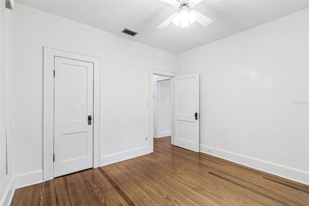 待售: $229,000 (2 贝兹, 1 浴室, 1025 平方英尺)