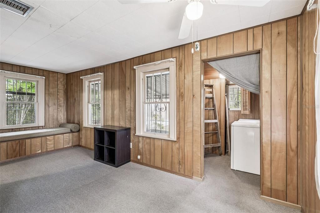 待售: $229,000 (2 贝兹, 1 浴室, 1025 平方英尺)