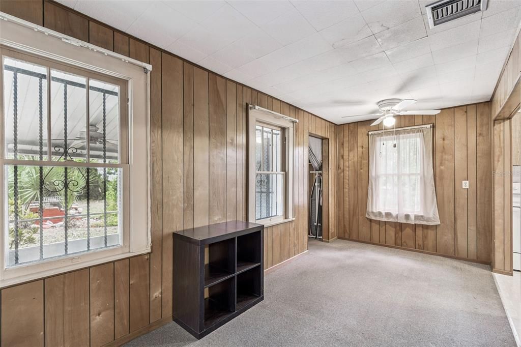 待售: $229,000 (2 贝兹, 1 浴室, 1025 平方英尺)