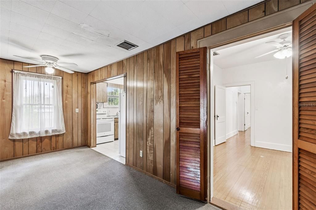 待售: $229,000 (2 贝兹, 1 浴室, 1025 平方英尺)