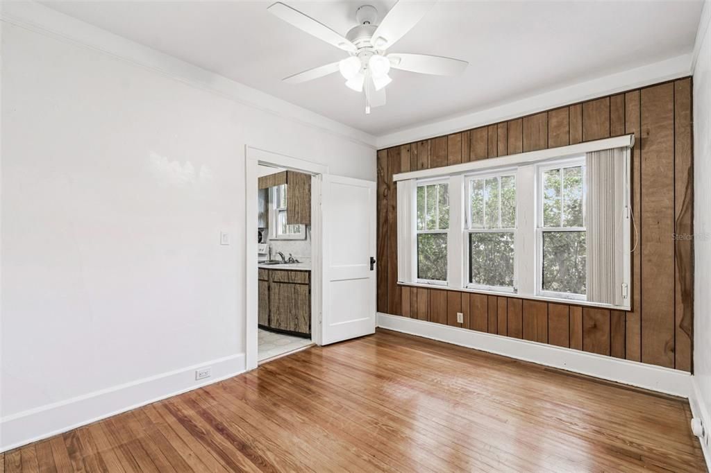 待售: $229,000 (2 贝兹, 1 浴室, 1025 平方英尺)