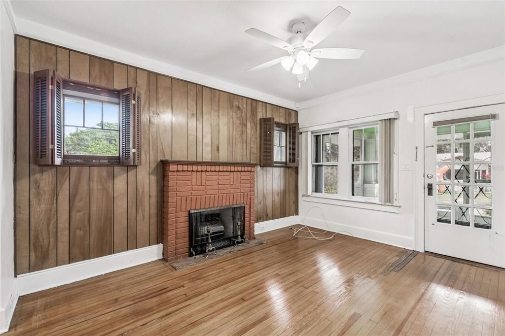 待售: $229,000 (2 贝兹, 1 浴室, 1025 平方英尺)