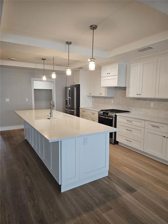 Под контрактом: $2,799,000 (2 спален, 3 ванн, 2330 Квадратных фут)