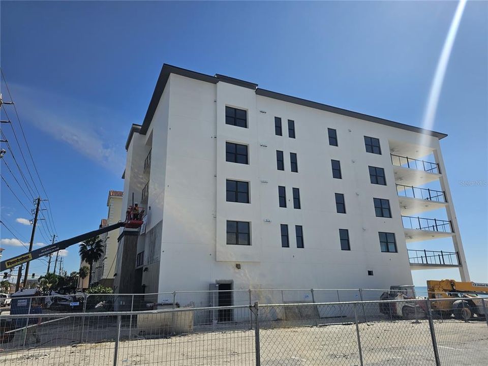 Под контрактом: $2,799,000 (2 спален, 3 ванн, 2330 Квадратных фут)