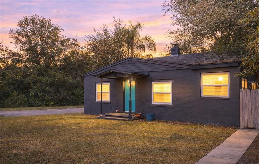 For Rent: $1,850 (2 beds, 1 baths, 924 Square Feet)