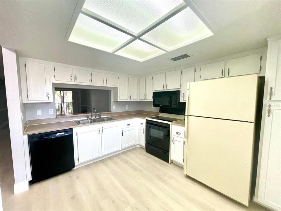 出租: $2,000 (2 贝兹, 2 浴室, 1075 平方英尺)