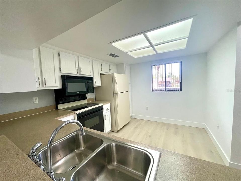 出租: $2,000 (2 贝兹, 2 浴室, 1075 平方英尺)