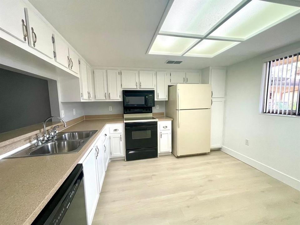 出租: $2,000 (2 贝兹, 2 浴室, 1075 平方英尺)