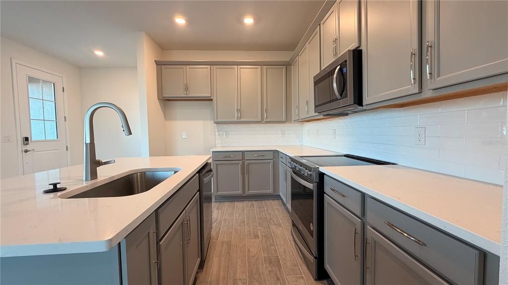 На продажу: $300,015 (3 спален, 2 ванн, 1433 Квадратных фут)