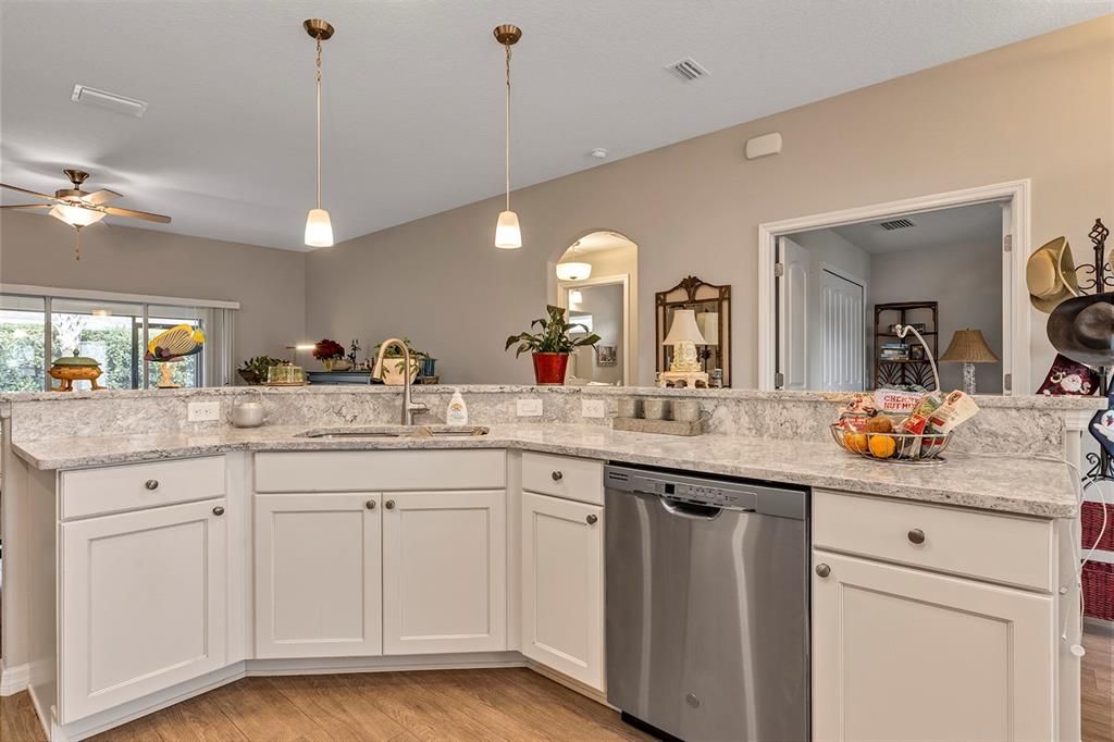 待售: $350,000 (3 贝兹, 2 浴室, 1710 平方英尺)