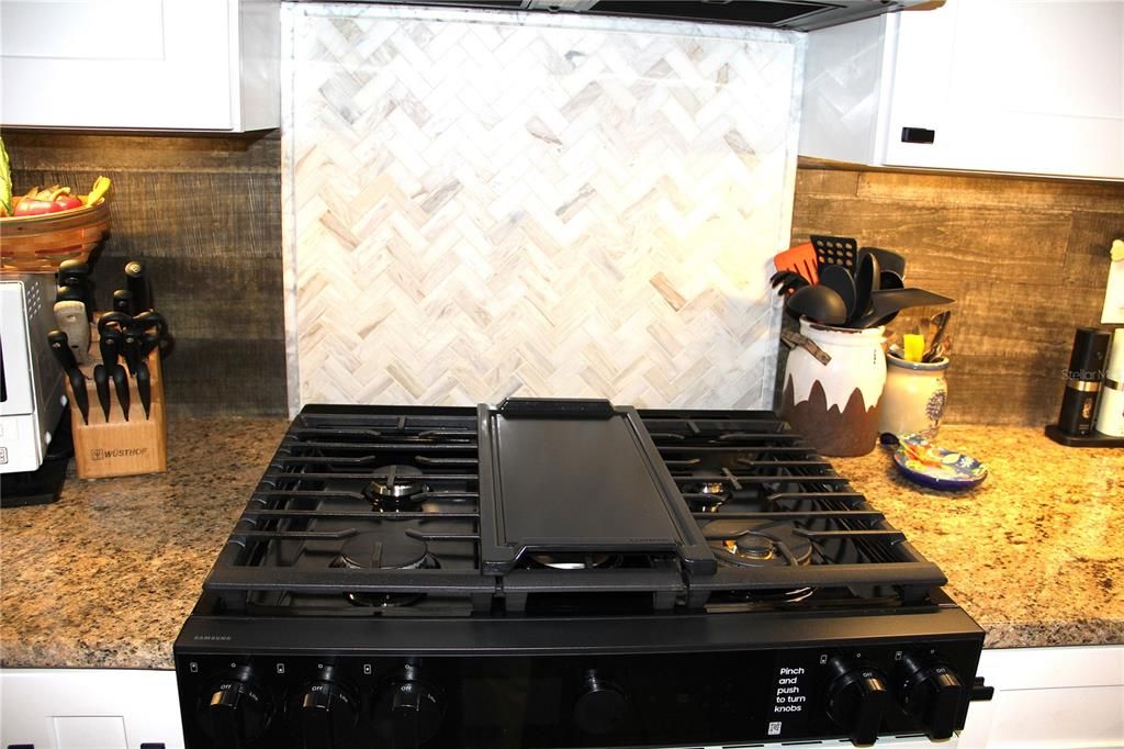 For Sale: $286,900 (3 beds, 2 baths, 1450 Square Feet)