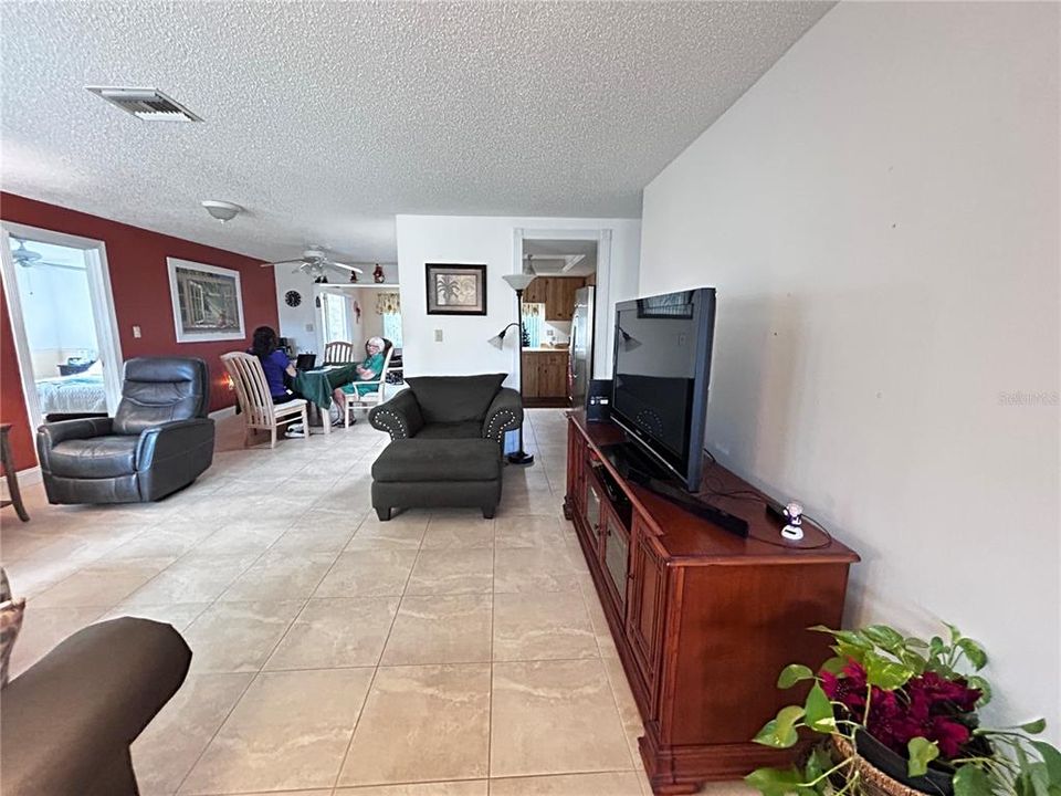 待售: $229,000 (2 贝兹, 2 浴室, 1349 平方英尺)