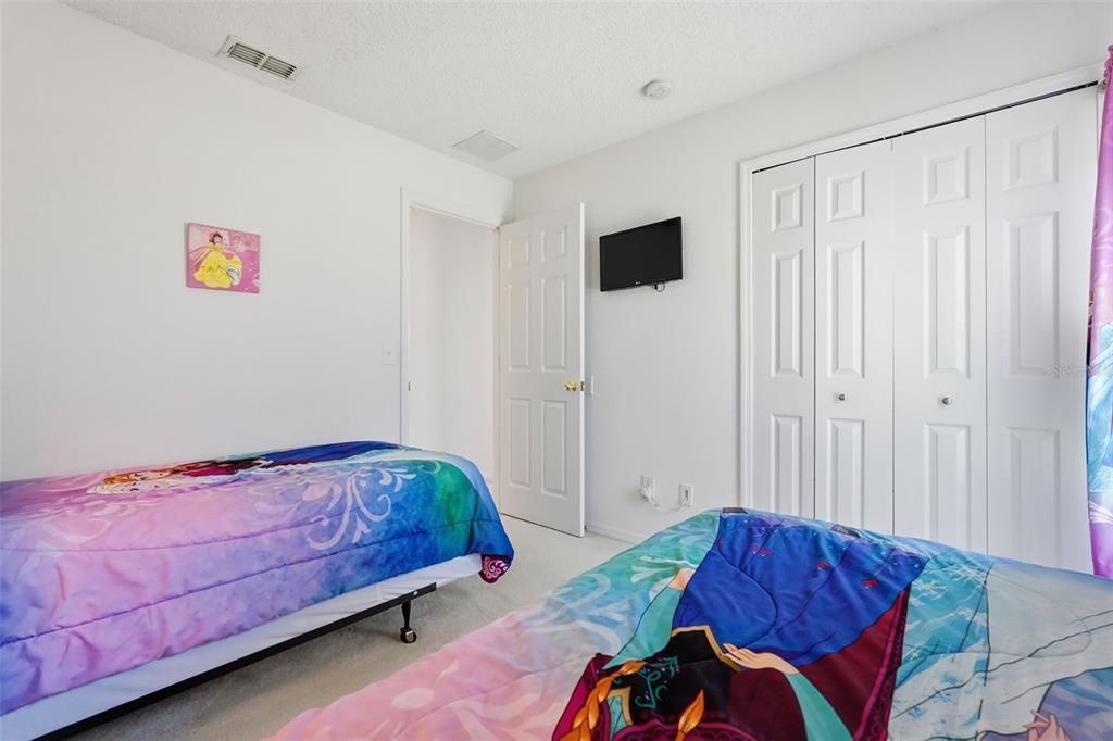 For Sale: $450,000 (5 beds, 3 baths, 1960 Square Feet)