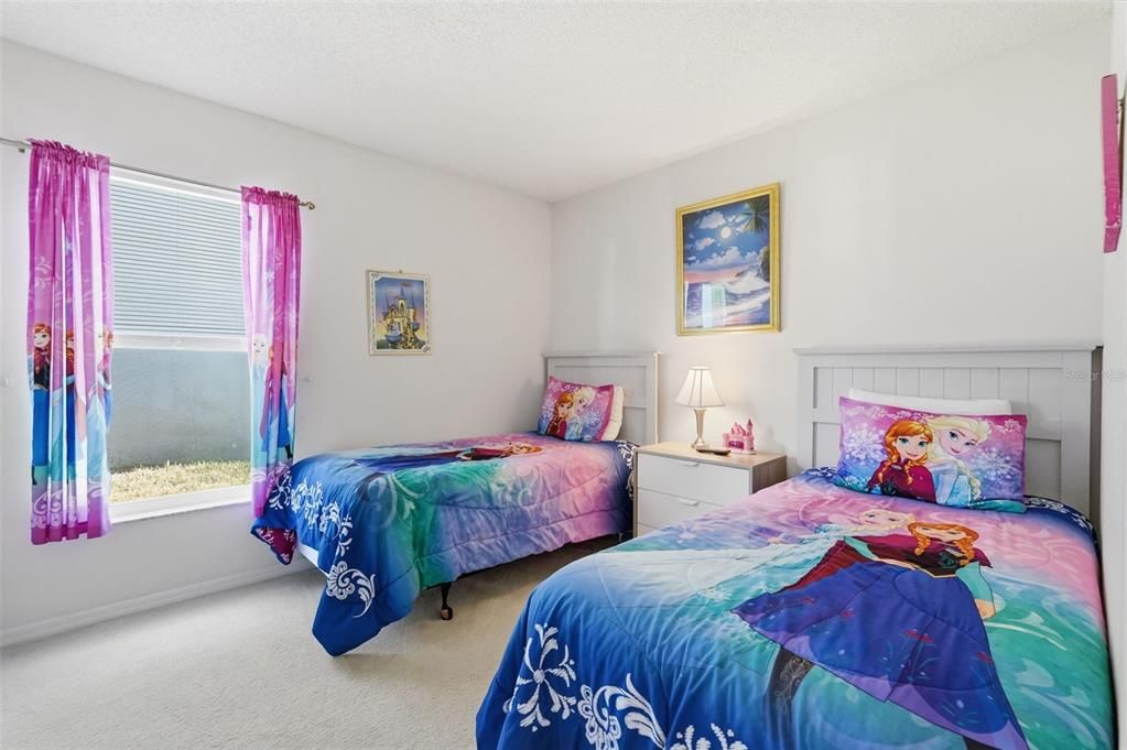 For Sale: $450,000 (5 beds, 3 baths, 1960 Square Feet)