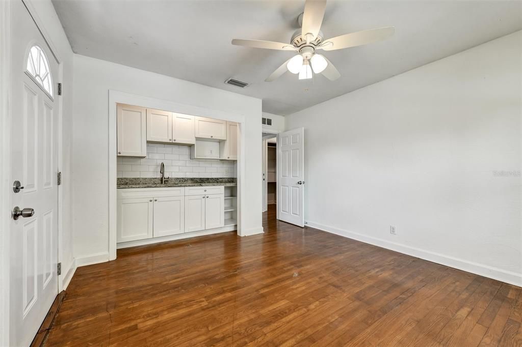 For Rent: $3,000 (4 beds, 2 baths, 1578 Square Feet)