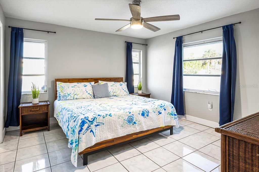 На продажу: $399,900 (2 спален, 2 ванн, 1681 Квадратных фут)