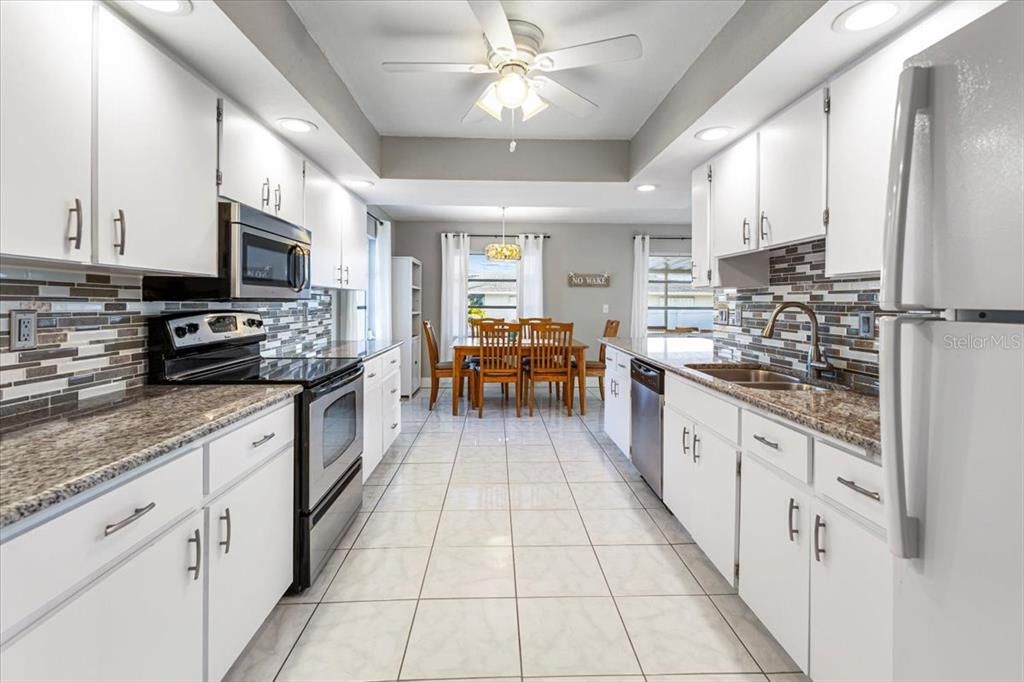 На продажу: $399,900 (2 спален, 2 ванн, 1681 Квадратных фут)