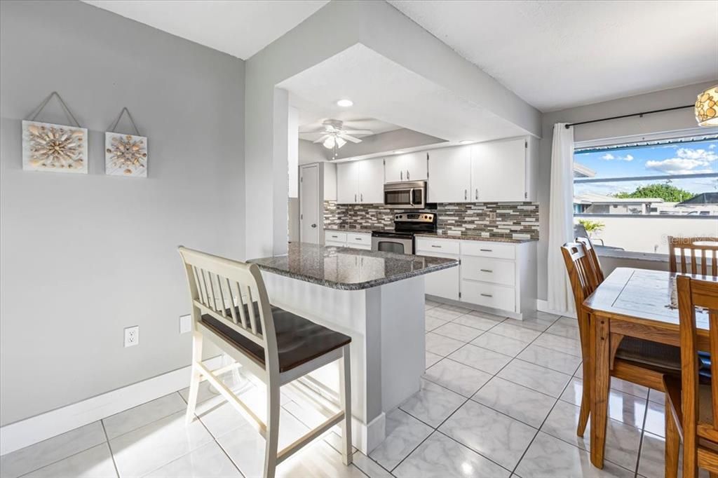 На продажу: $399,900 (2 спален, 2 ванн, 1681 Квадратных фут)