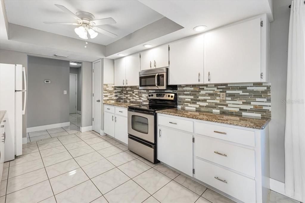 На продажу: $399,900 (2 спален, 2 ванн, 1681 Квадратных фут)