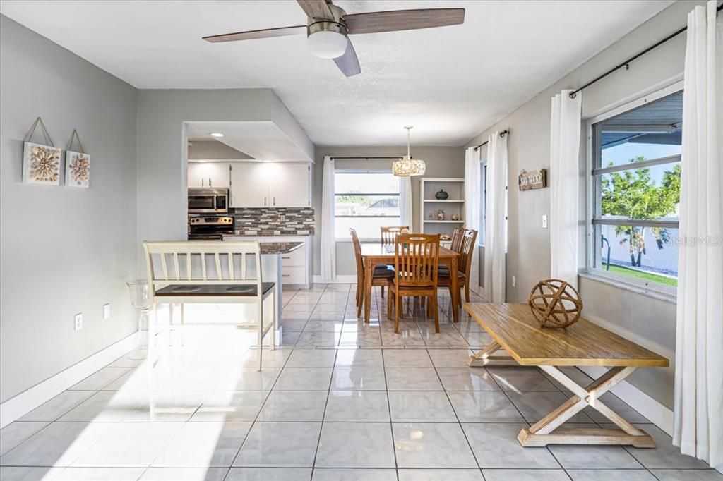 На продажу: $399,900 (2 спален, 2 ванн, 1681 Квадратных фут)