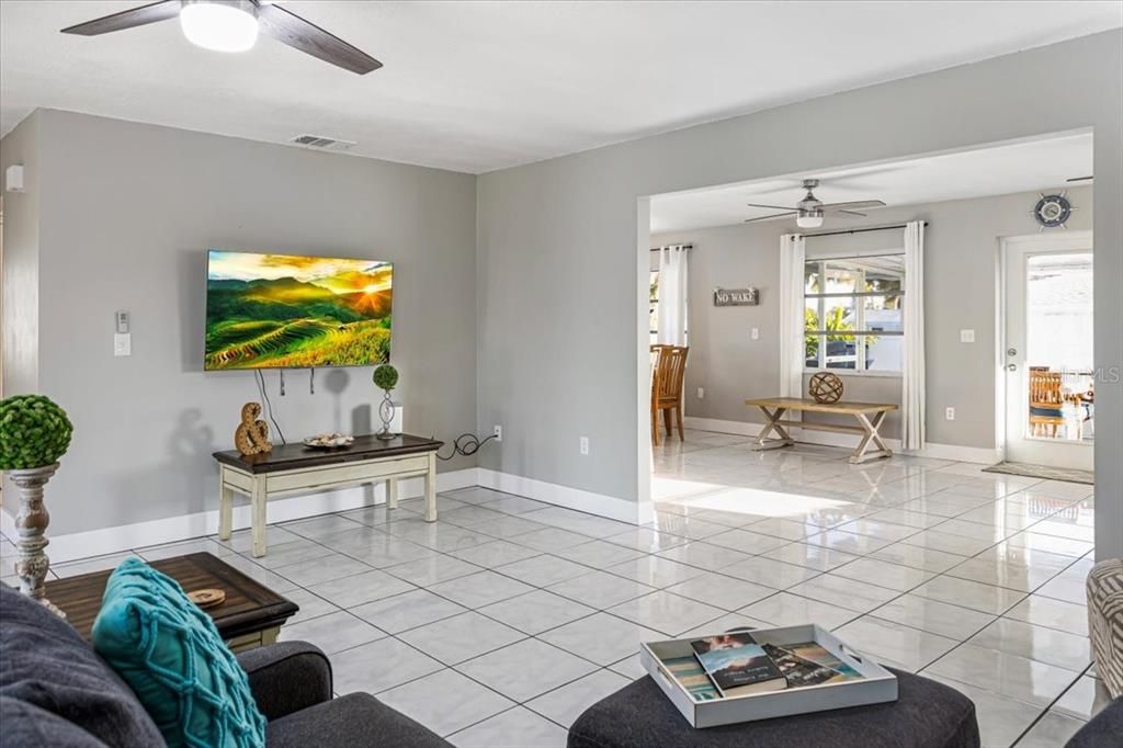 На продажу: $399,900 (2 спален, 2 ванн, 1681 Квадратных фут)