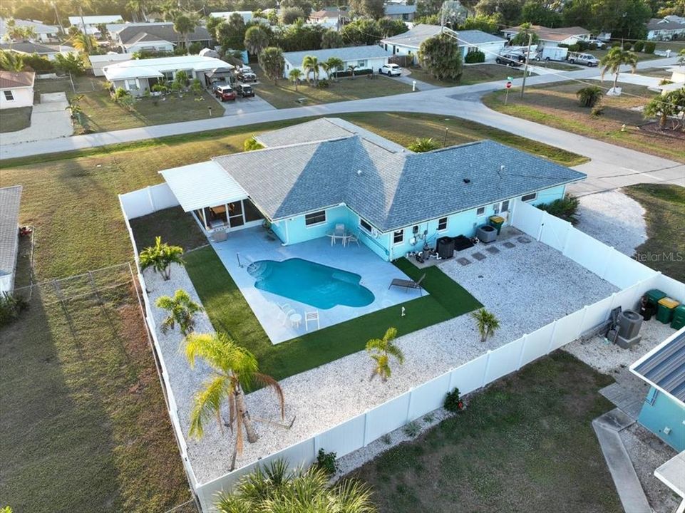 На продажу: $399,900 (2 спален, 2 ванн, 1681 Квадратных фут)