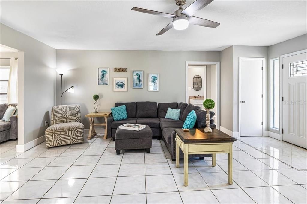 На продажу: $399,900 (2 спален, 2 ванн, 1681 Квадратных фут)