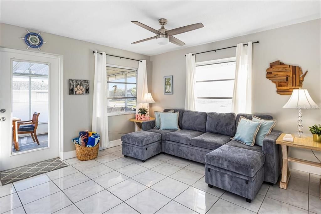 На продажу: $399,900 (2 спален, 2 ванн, 1681 Квадратных фут)